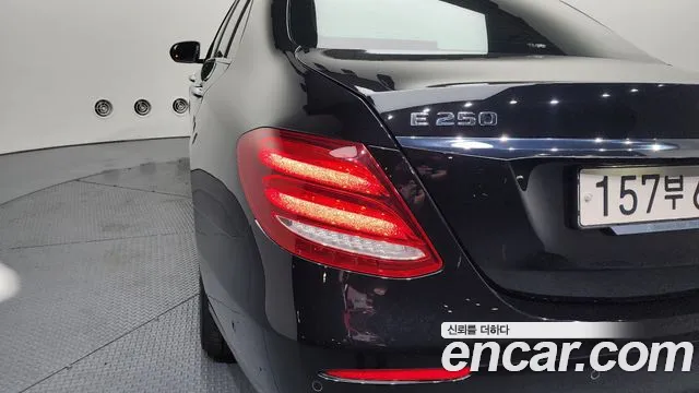 Mercedes-Benz E-Class 2020 thumb 4