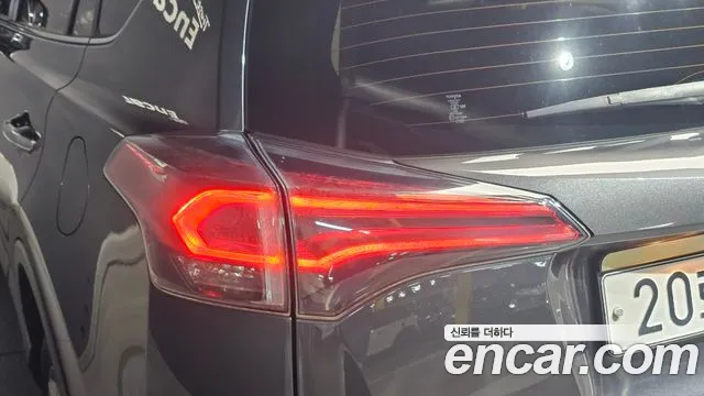Toyota RAV4 2018 thumb 10