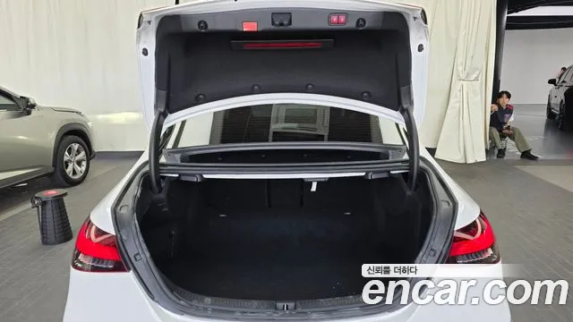 Mercedes-Benz E-Class 2020 thumb 12