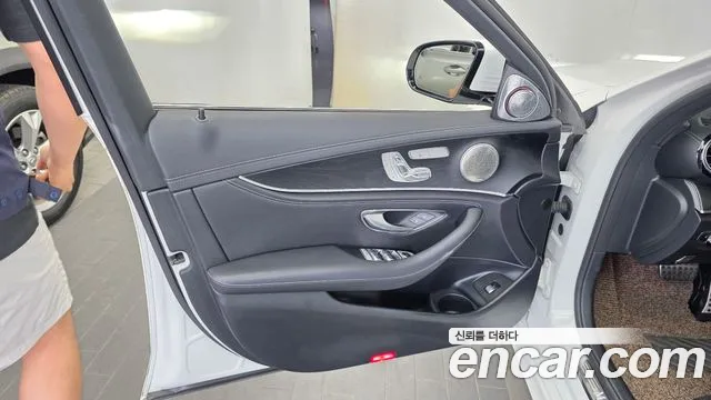 Mercedes-Benz E-Class 2020 thumb 10