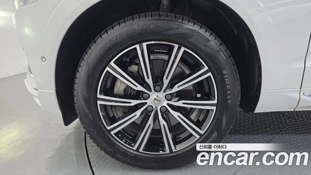 Volvo XC60 2019 thumb 9