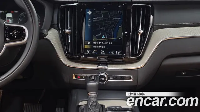Volvo XC60 2019 thumb 6