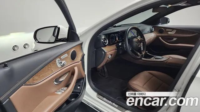 Mercedes-Benz E-Class 2023 thumb 5