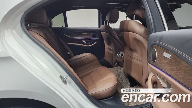 Mercedes-Benz E-Class 2023 thumb 3