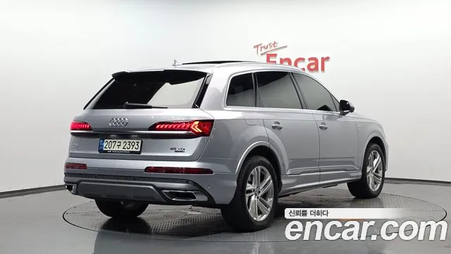 Audi Q7 2021 thumb 12