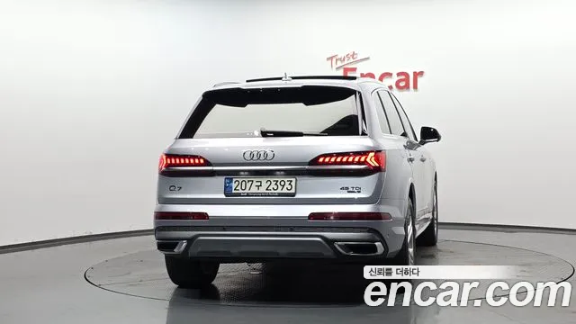 Audi Q7 2021 thumb 3