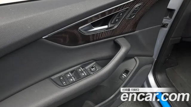 Audi Q7 2021 thumb 2