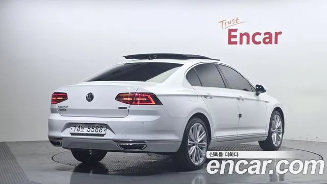 Volkswagen Passat GT 2018 thumb 3