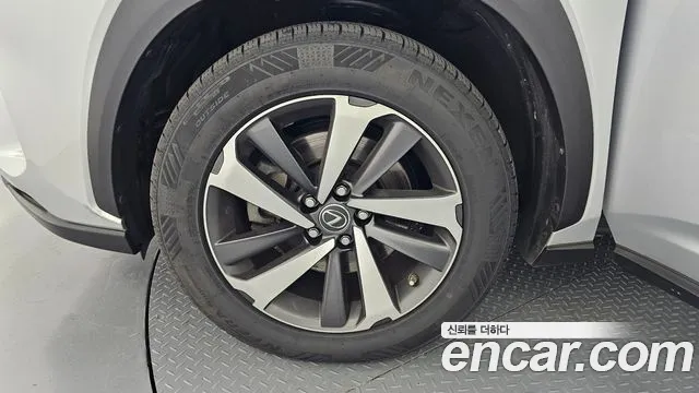 Lexus NX 2018 thumb 3