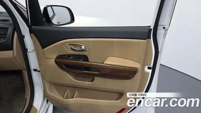 Kia Carnival 2016 thumb 9