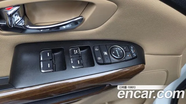 Kia Carnival 2016 thumb 10
