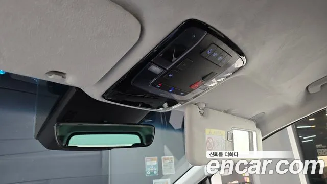 Hyundai Staria 2025 thumb 2