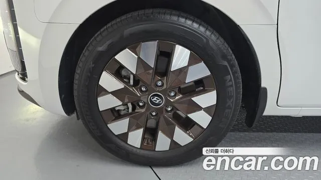 Hyundai Staria 2024 thumb 2