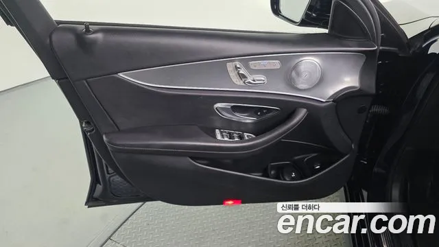 Mercedes-Benz E-Class 2019 thumb 7