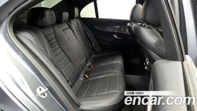 Mercedes-Benz E-Class 2022 thumb 9