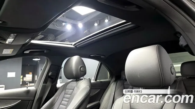 Mercedes-Benz E-Class 2022 thumb 10