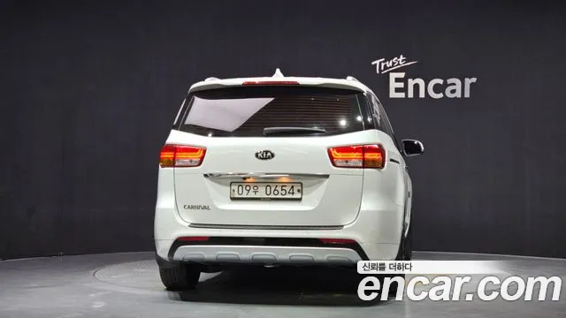Kia Carnival 2015 thumb 12