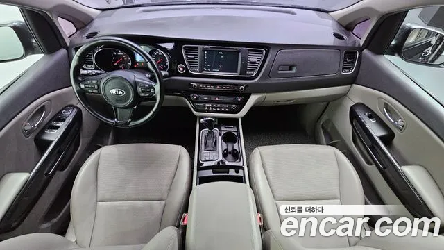 Kia Carnival 2015 thumb 11