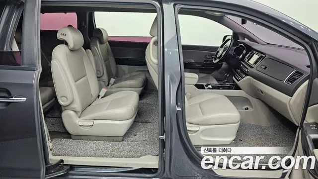 Kia Carnival 2015 thumb 7
