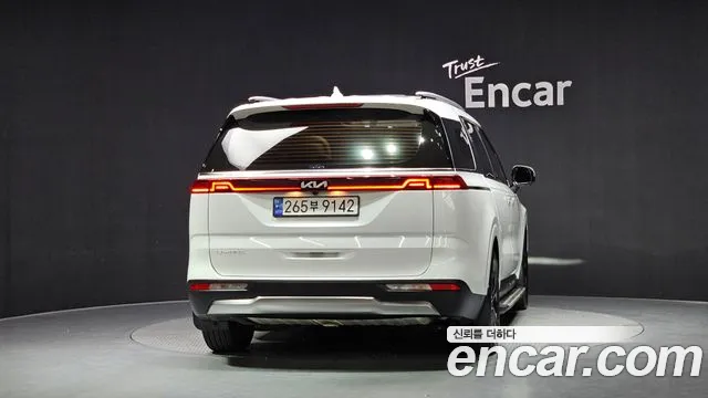 Kia Carnival 2023 thumb 4