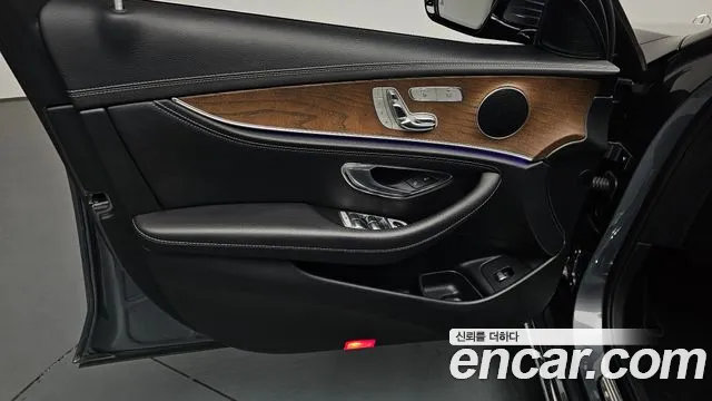 Mercedes-Benz E-Class 2019 thumb 8