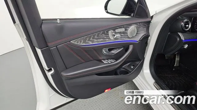 Mercedes-Benz E-Class 2023 thumb 7