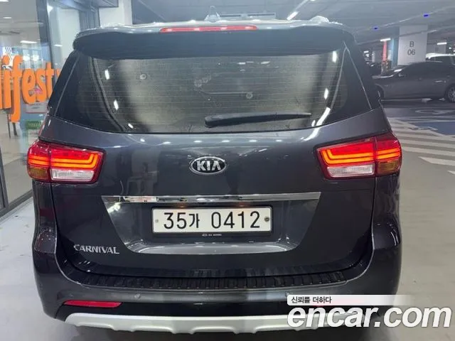 Kia Carnival 2016 thumb 11