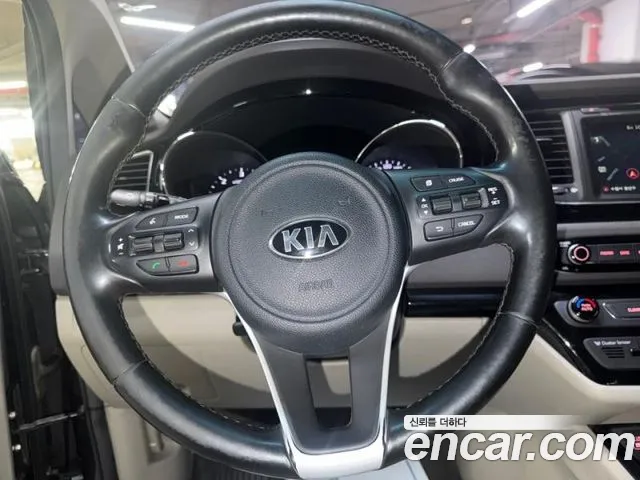 Kia Carnival 2016 thumb 8