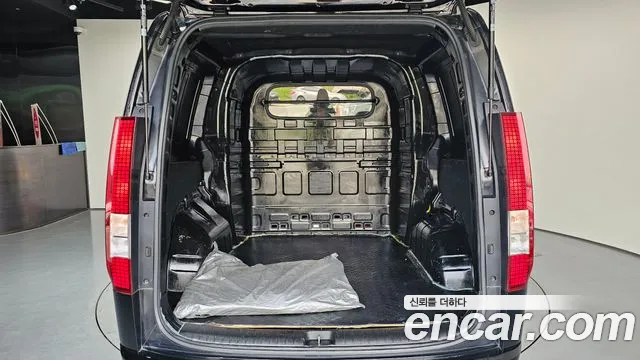 Hyundai Staria 2023 thumb 2