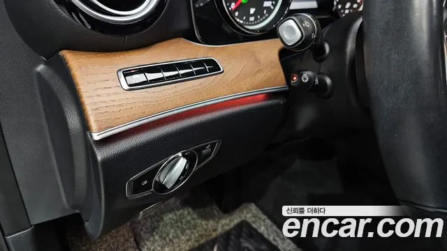 Mercedes-Benz E-Class 2019 thumb 5