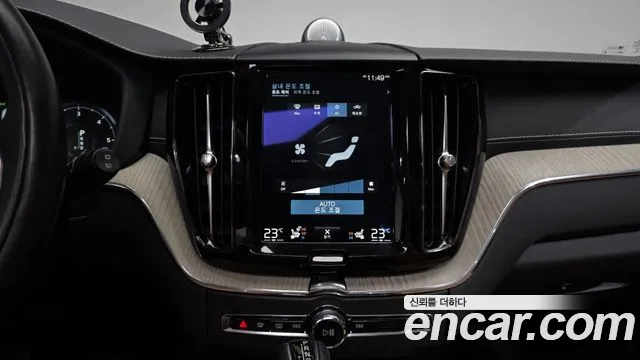Volvo XC60 2018 thumb 12