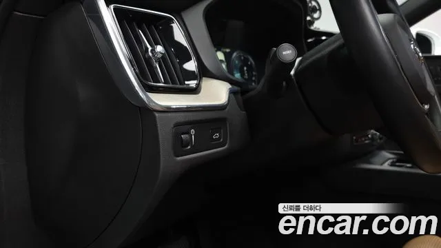 Volvo XC60 2018 thumb 3