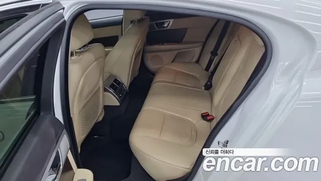 Jaguar XF 2013 thumb 4