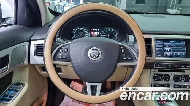 Jaguar XF 2013 thumb 9