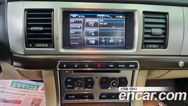 Jaguar XF 2013 thumb 11