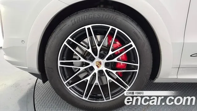 Porsche Cayenne 2025 thumb 4