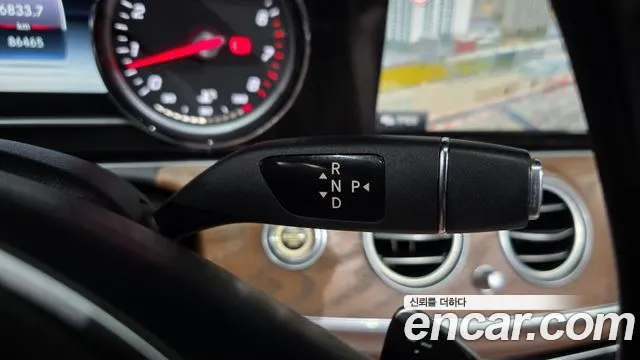 Mercedes-Benz E-Class 2017 thumb 11