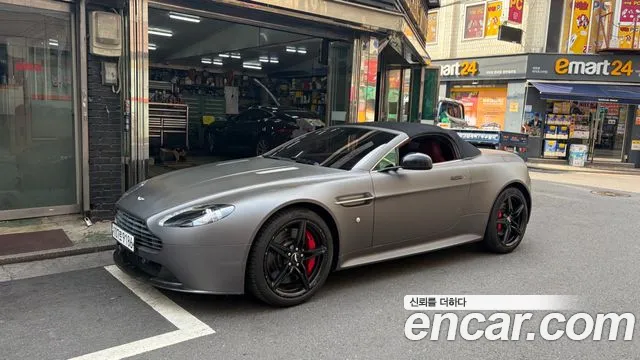 Aston Martin V8 Vantage 2016 thumb 5