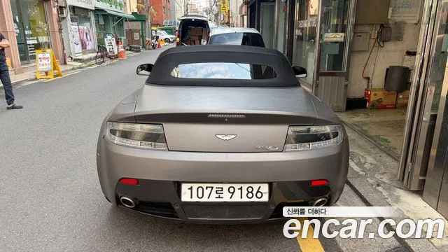 Aston Martin V8 Vantage 2016 thumb 9