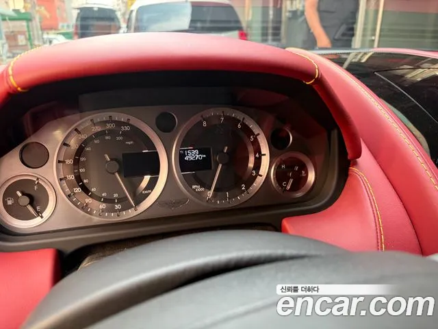 Aston Martin V8 Vantage 2016 thumb 11