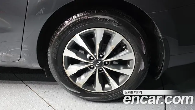 Kia Carnival 2014 thumb 11