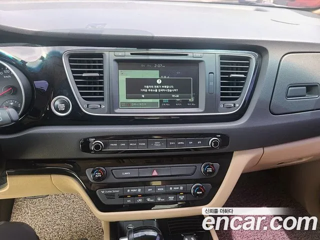 Kia Carnival 2015 thumb 9