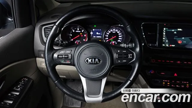 Kia Carnival 2015 thumb 12