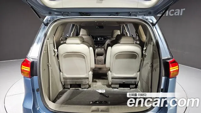 Kia Carnival 2015 thumb 10