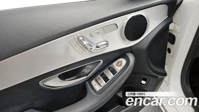 Mercedes-Benz C-Class 2017 thumb 10