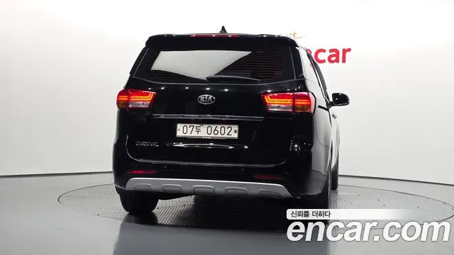Kia Carnival 2016 thumb 10