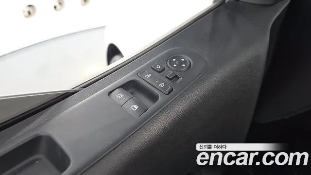 Hyundai Staria 2023 thumb 4