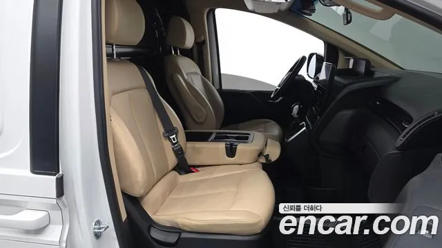 Hyundai Staria 2023 thumb 3
