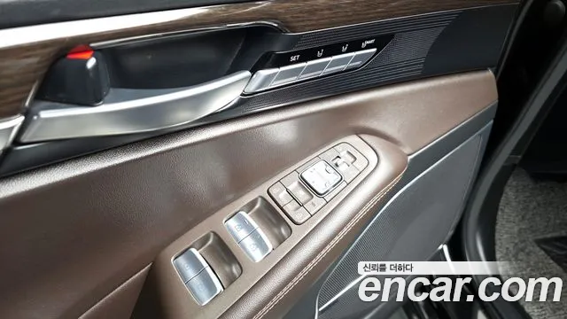 Genesis G90 2017 thumb 9