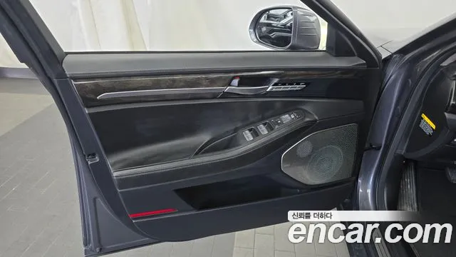 Genesis G90 2016 thumb 7